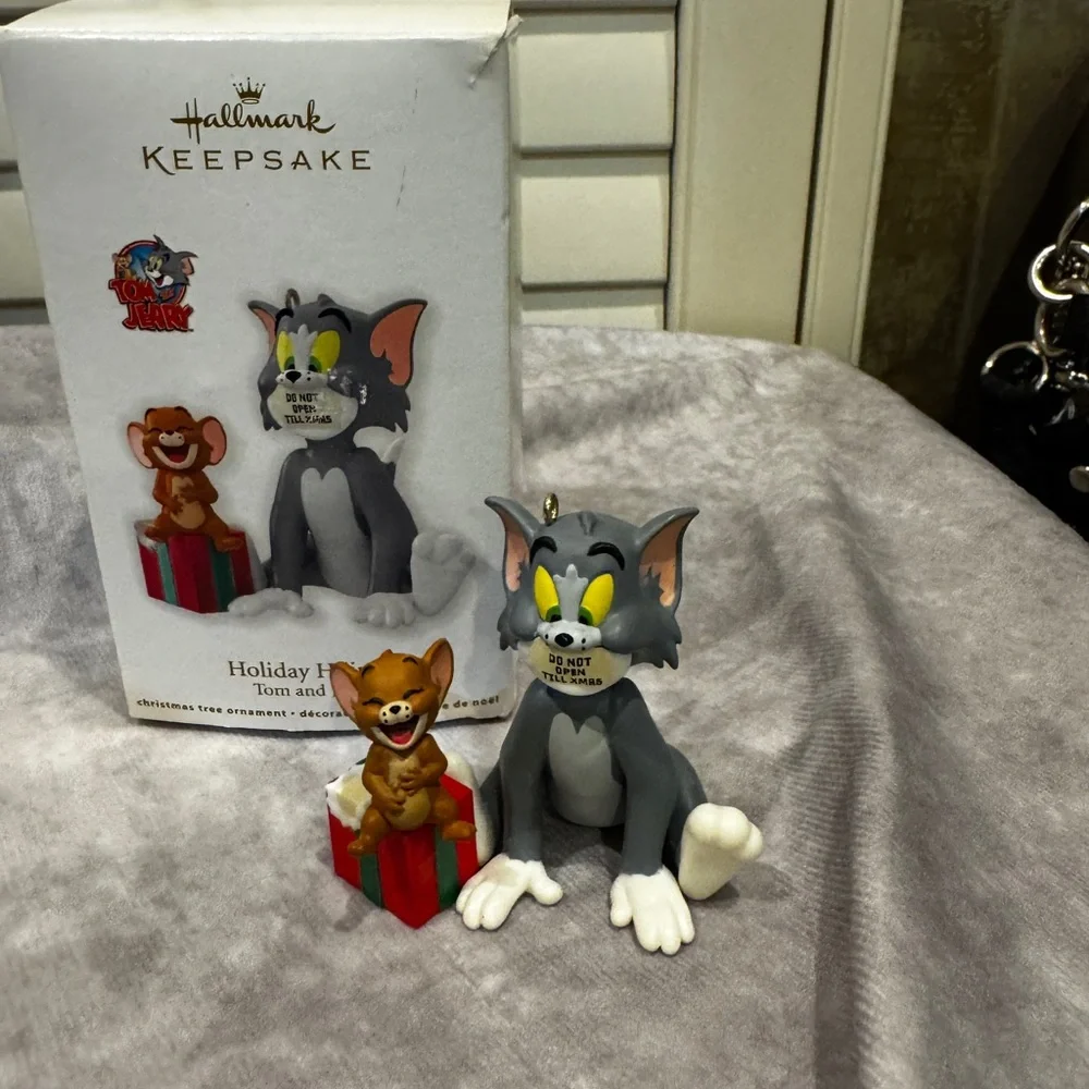 Hallmark Tom and Jerry Festive Figurine with Red and Gray‎ Accents